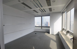 办公楼标准层电梯间与办公室实拍图