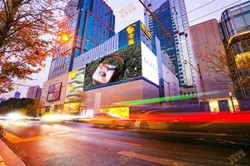 沃捷上新：上海恒隆商圈高清裸眼3D地标LED实景图片！