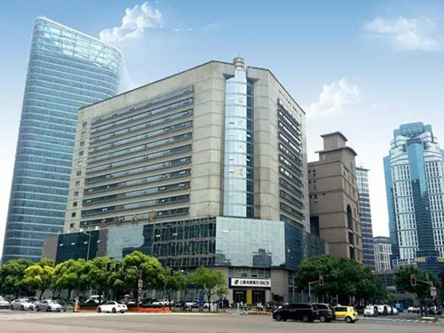 东方大厦总高共17层，处于上海中央商务区内