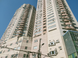 上海普陀绿洲广场公寓楼图片