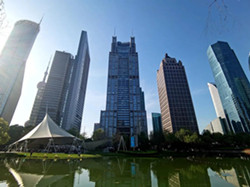上海写字楼出租，总高度约230米，面向陆家嘴中心绿地，