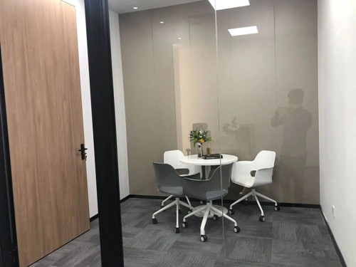 龙盛福新汇在租的上海办公室出租房屋正对电梯厅