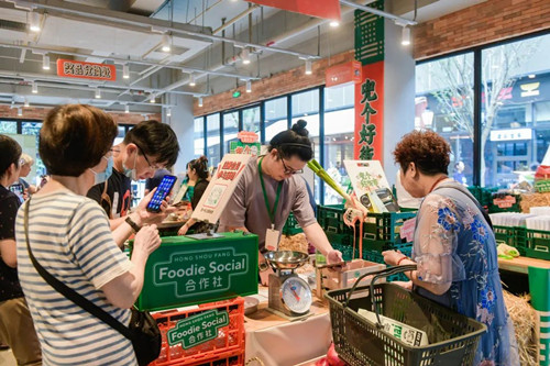 上海普陀商业综合体开业首日，人潮如织
