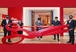 王俊凯邀你一起见证，Christian Louboutin路铂廷全球旗舰店启幕