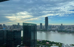 上海陆家嘴之夜景。摩天大厦尽收眼底