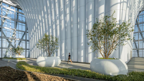 大型国际商务区，该办公楼于2020年建成